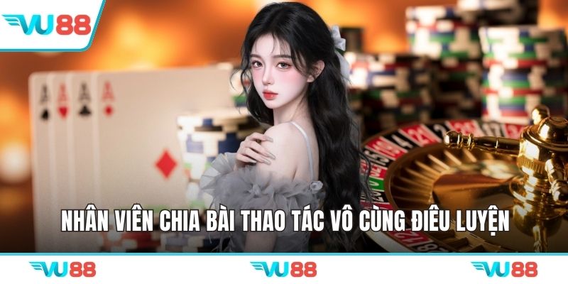 Nhân viên chia bài thao tác vô cùng điêu luyện
